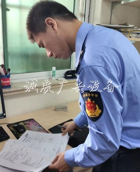 上海市奉賢區(qū)的加油站指路牌燈箱計(jì)量到底準(zhǔn)不準(zhǔn)？抽查結(jié)