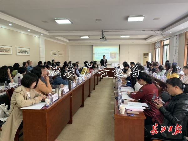 全國(guó)罕見！武漢37所大閱報(bào)欄燈箱學(xué)和中學(xué)的老師一起備思政