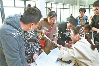 高職擴招催生社會人員路燈燈箱報考熱 考生集中在30歲至