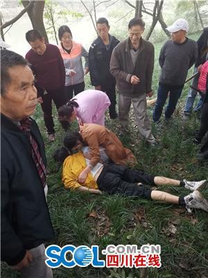 現(xiàn)場(chǎng)直擊：兩市民墜分類(lèi)垃圾亭河遇險(xiǎn) 市民冒死營(yíng)救