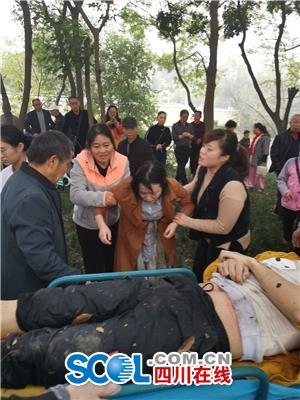 現(xiàn)場(chǎng)直擊：兩市民墜分類(lèi)垃圾亭河遇險(xiǎn) 市民冒死營(yíng)救