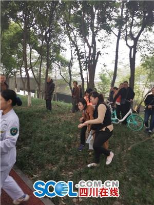 現(xiàn)場(chǎng)直擊：兩市民墜分類(lèi)垃圾亭河遇險(xiǎn) 市民冒死營(yíng)救