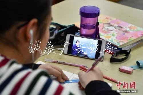 學(xué)校減負(fù)致輔導(dǎo)班搶宣傳欄位：家長真的“瘋了”？