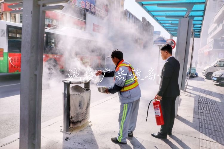 煙頭又惹禍垃圾桶起火分類垃圾亭！市民環(huán)衛(wèi)齊心兩分鐘化險