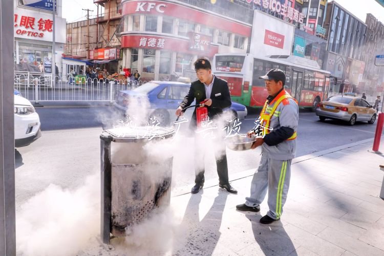 煙頭又惹禍垃圾桶起火分類垃圾亭！市民環(huán)衛(wèi)齊心兩分鐘化險