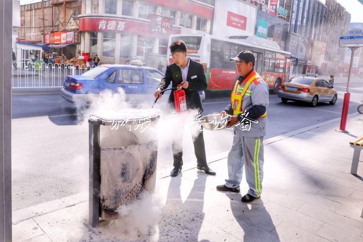 煙頭又惹禍垃圾桶起火分類垃圾亭！市民環(huán)衛(wèi)齊心兩分鐘化險
