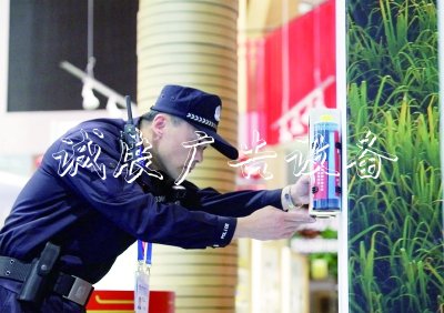 開幕前巡館：每個展位分類垃圾亭的垃圾桶都在巡查范圍內