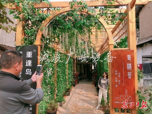 “手機內(nèi)存不夠用了”指路牌，他們用鏡頭點贊東湖文