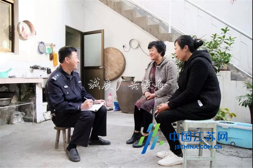 連云港海州社區(qū)民警戴垃圾分類亭冠東：扎根基層12年，群眾