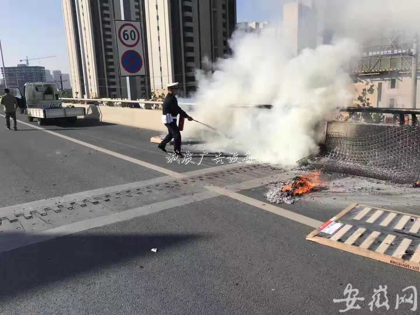 有你的快遞嗎？蕪湖一貨垃圾箱車起火 滿車的包裹化為灰燼