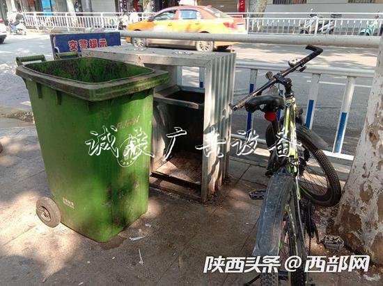 因垃圾箱被損壞只能用垃圾桶來替補裝垃圾