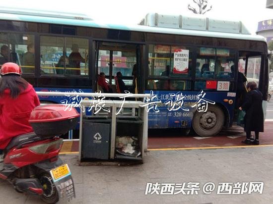 安康安運司汽車站附近的垃圾箱的門只剩了半個