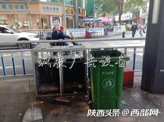 安康城區(qū)部分路段上這種垃圾桶和破損垃圾箱并列裝垃圾成為風景