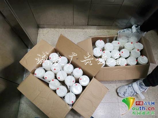 圖為班長為同學(xué)們購買的奶茶。受訪者供圖