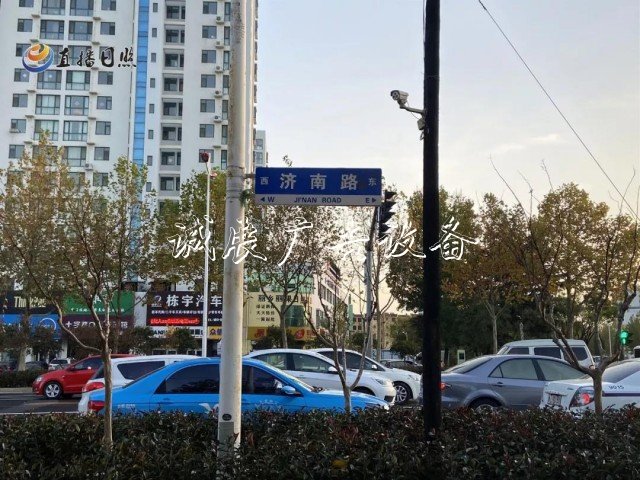 咋回事？濟南路這文化宣傳欄個路牌“東西不分”！