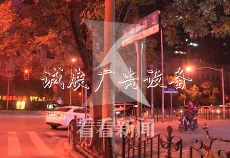 上?，F(xiàn)全是套路路戶外滾動燈箱牌 擅自改動涉嫌違法