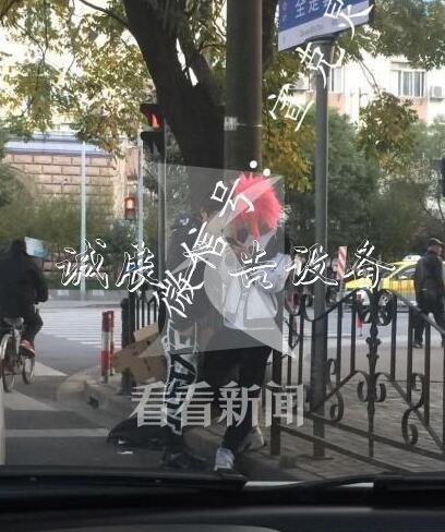上?，F(xiàn)全是套路路戶外滾動燈箱牌 擅自改動涉嫌違法