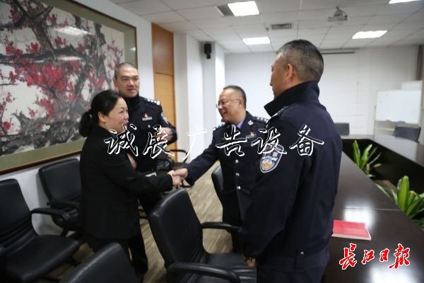 “板姐”為武漢交通垃圾收集亭獻計，交警現(xiàn)場調(diào)研解決