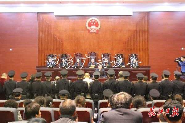 16人涉黑案公開宣判戶外廣告燈箱，涉黑頭目曾璽被判20年