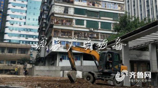 （居民樓下便是正在施工的工地，而周?chē)际沁@樣的在建大樓）