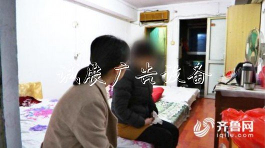 （莊女士的臨時(shí)住處，三張床鋪，一張桌子、一個(gè)衣柜、一張椅子基本占滿了房間）