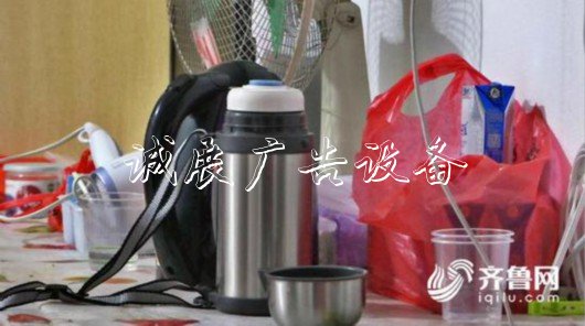 （莊女士因?yàn)檫^(guò)度傷心，這幾天來(lái)基本不進(jìn)食，餓了也只是吃兩口面包和泡面，記者為其買(mǎi)來(lái)牛奶水果等）