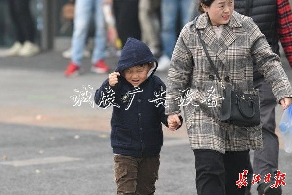 武漢“大雪”不落雪，宣傳欄廠家周末早晚冷冰冰白天漸升