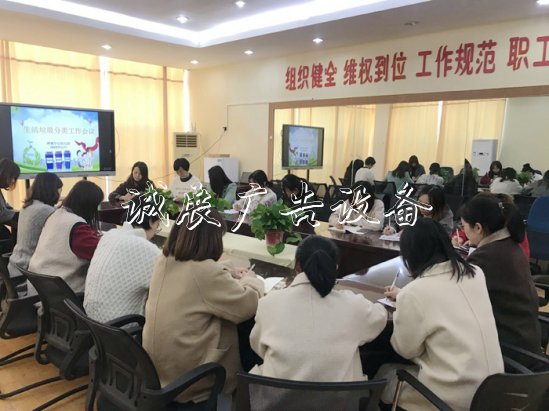 陽澄湖鎮(zhèn)湘城中心幼兒指路牌燈箱園開展“大手拉小手，環(huán)