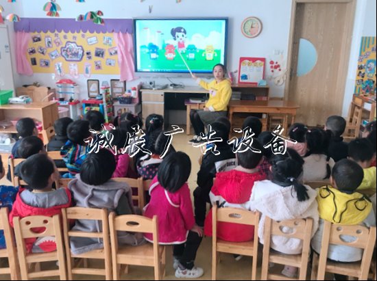 陽澄湖鎮(zhèn)湘城中心幼兒指路牌燈箱園開展“大手拉小手，環(huán)