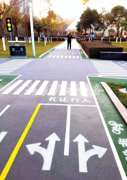 好玩還長知識！寶雞首個(gè)滾動(dòng)廣告燈箱“交通安全文化主題公園”開園