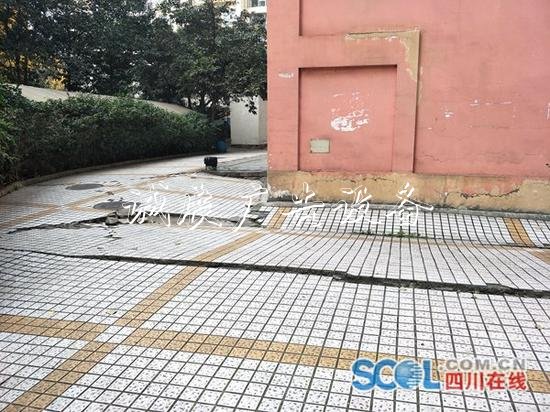 成都青羊區(qū)金沙歲月戶外滾動(dòng)燈箱小區(qū)地基沉降？記者調(diào)查