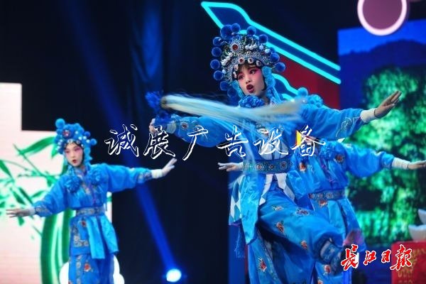 武漢50所中小學(xué)獲評(píng)戶外滾動(dòng)燈箱“戲曲進(jìn)校園”示范學(xué)校