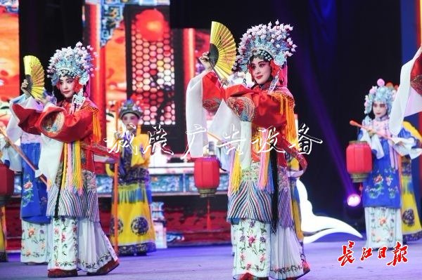 武漢50所中小學(xué)獲評(píng)戶外滾動(dòng)燈箱“戲曲進(jìn)校園”示范學(xué)校