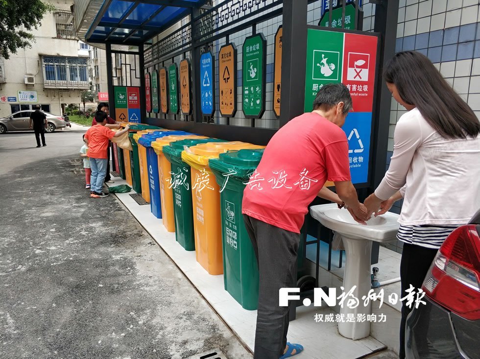 能擋雨可洗手不臟臭 福廣告燈箱州這個(gè)垃圾分類投放亭有創(chuàng)意