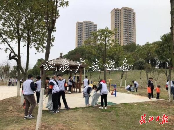 為老人梳頭、剪指甲…廣告垃圾箱…農(nóng)村高中生這樣上美育