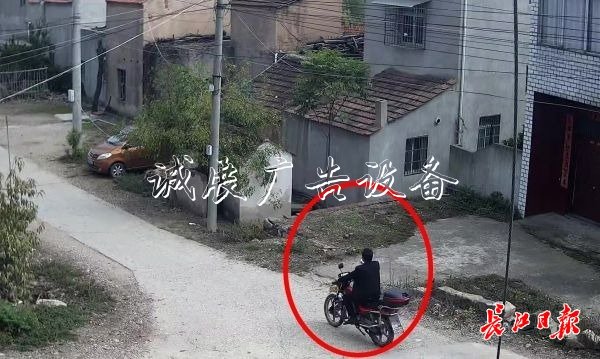 男子一天之內(nèi)連偷8家宣傳欄燈箱，民警怒了：不抓到你就不
