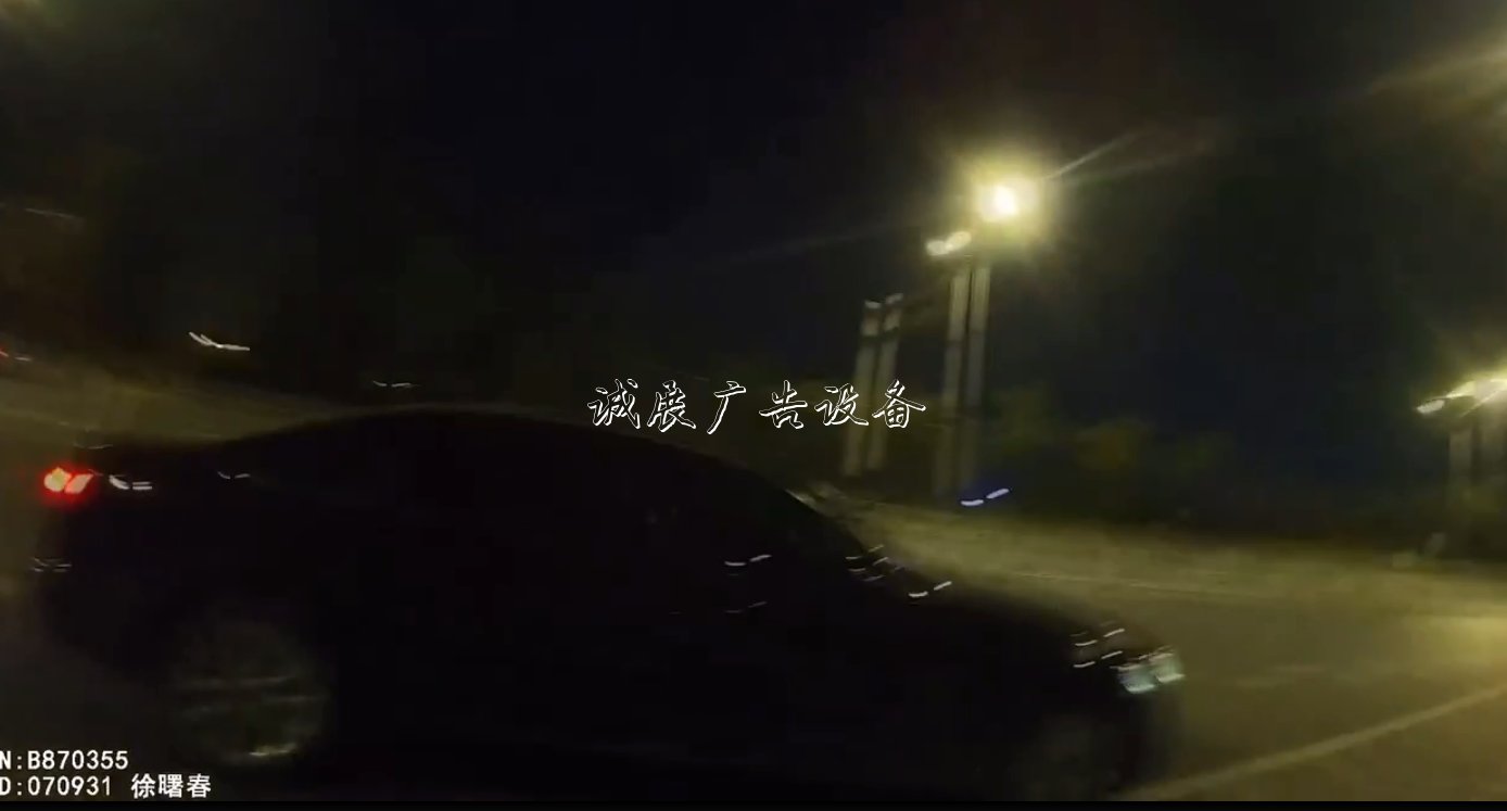狠！男子遇查酒駕 大滾動(dòng)廣告燈箱冬天竟棄車(chē)逃竄跳入水塘里