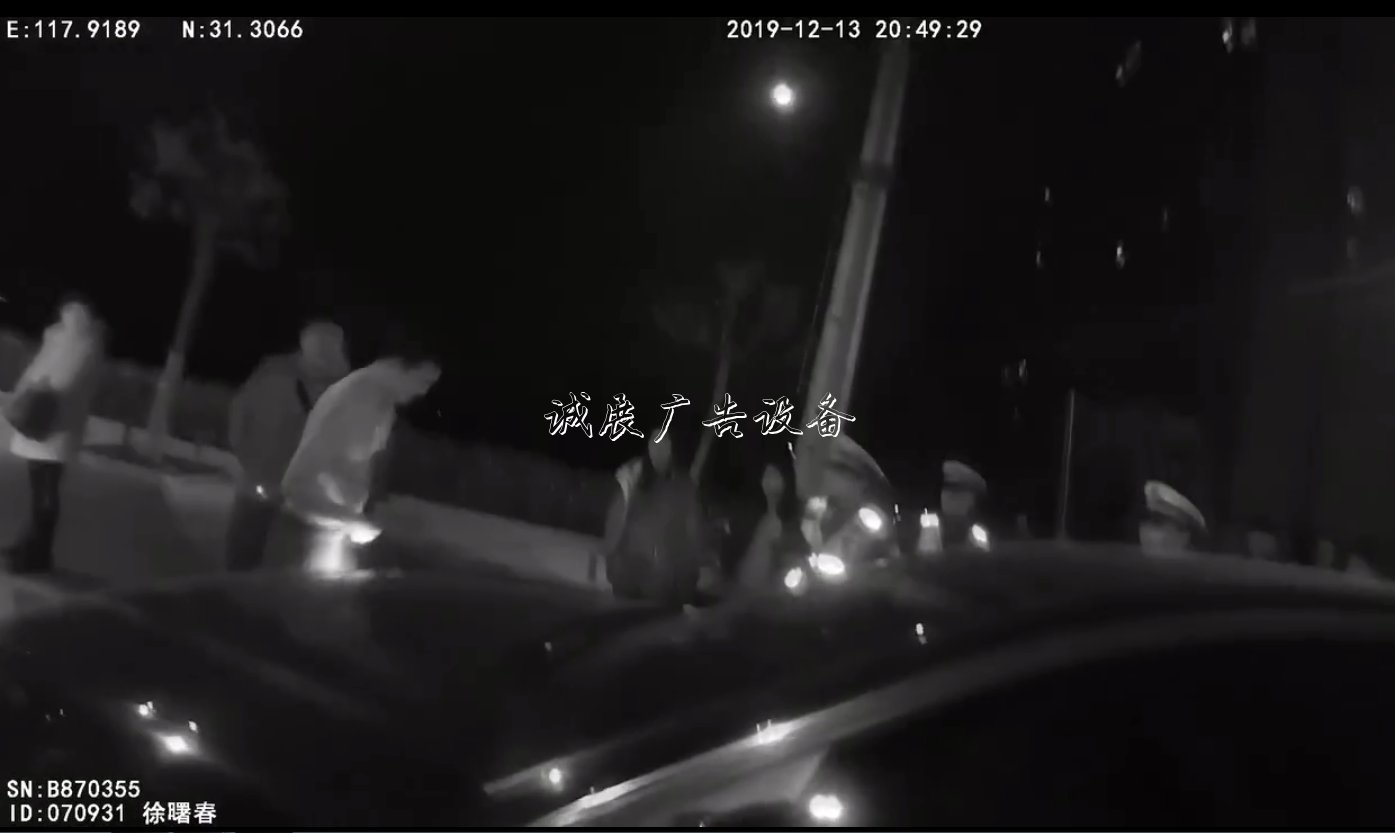 狠！男子遇查酒駕 大滾動(dòng)廣告燈箱冬天竟棄車(chē)逃竄跳入水塘里