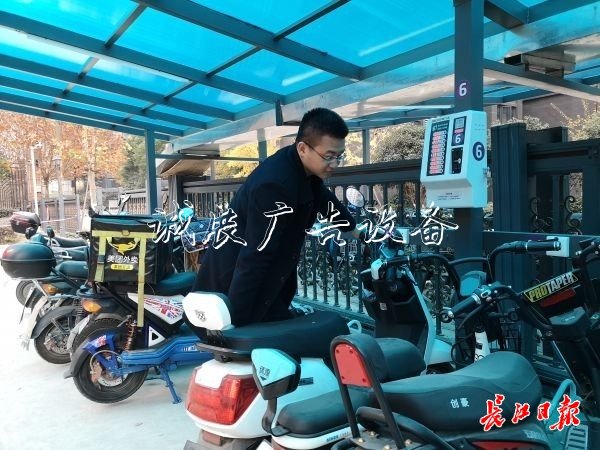 他們幫助建了120個(gè)充電指路牌燈箱樁，樓上“飛線”的景象
