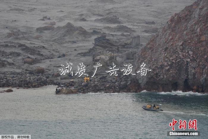 當(dāng)?shù)貢r(shí)間12月13日，新西蘭警方稱，遺體尋回小組1登上懷特島，成功尋回6具遇難者遺體，目前暫被安置在一艘軍艦上。