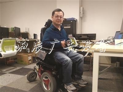 李麟青在自己的工作室內(nèi)工作。