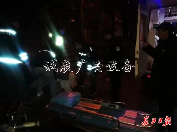 凌晨，男子街頭喊救宣傳欄燈箱命，民警及時(shí)處置救一命