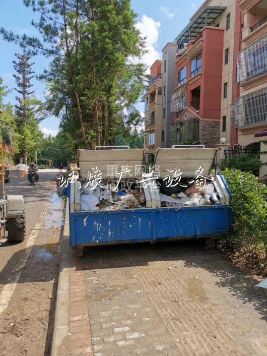 石柱黃水鎮(zhèn)旅游避暑圣路燈燈箱地，為何垃圾箱肆意亂放