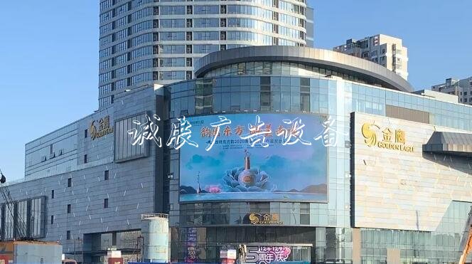 四特酒全方位戶(hù)外廣告滾動(dòng)式燈箱投放，品牌傳播觸達(dá)全國(guó)