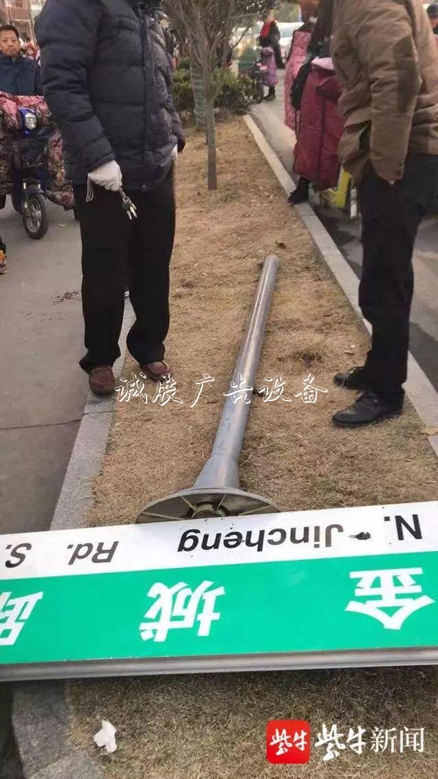 1米8高的路牌突然倒學(xué)校宣傳欄下，她反而迎了上去……