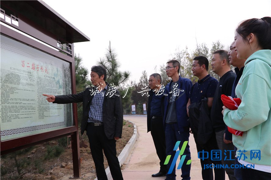 東海雙店鎮(zhèn)黨建主題指路牌燈箱公園成為“紅色”新地標(biāo)