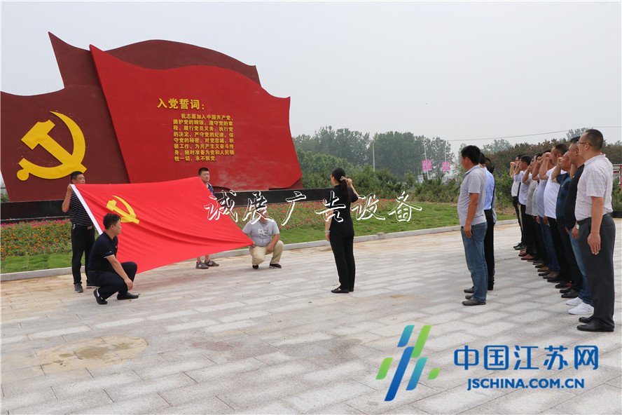 東海雙店鎮(zhèn)黨建主題指路牌燈箱公園成為“紅色”新地標(biāo)