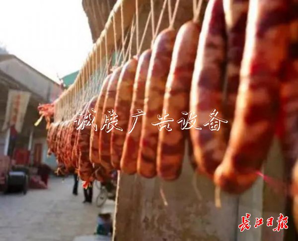 打糍粑、攤豆絲、買路燈燈箱年貨，鄉(xiāng)村過大年成首選