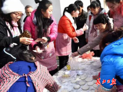 打糍粑、攤豆絲、買路燈燈箱年貨，鄉(xiāng)村過大年成首選