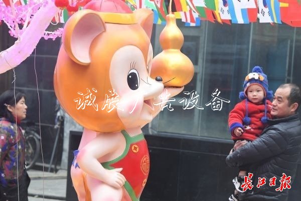 元旦臨近，節(jié)日太陽能垃圾桶飾品很“紅火”